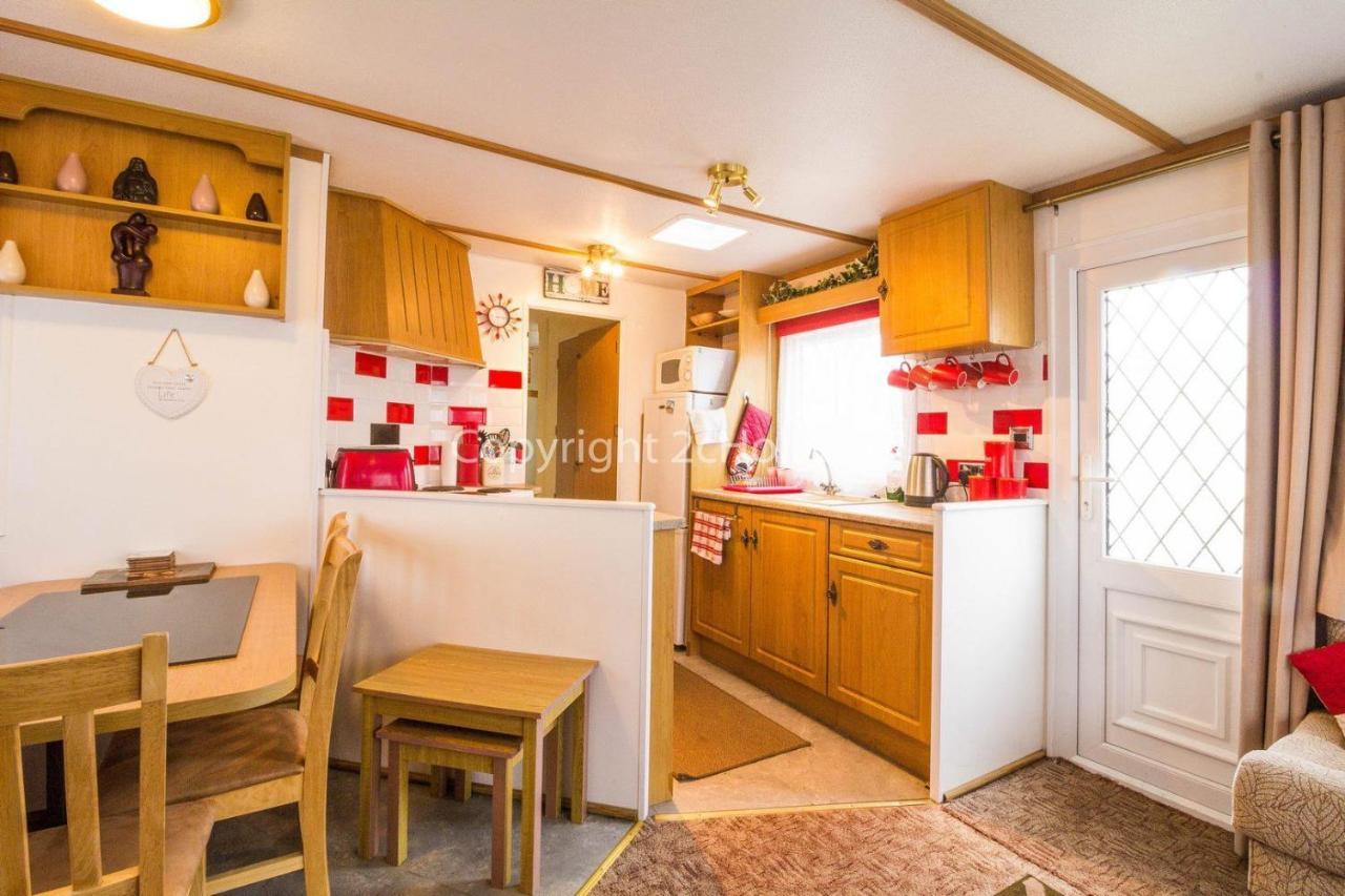 8 Berth Dog Friendly Caravan In Summerfields In Norfolk Ref 19160s Campsite Scratby