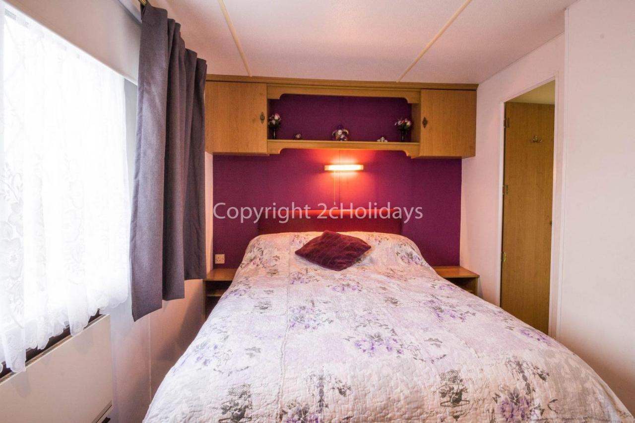 8 Berth Dog Friendly Caravan In Summerfields In Norfolk Ref 19160s Scratby
