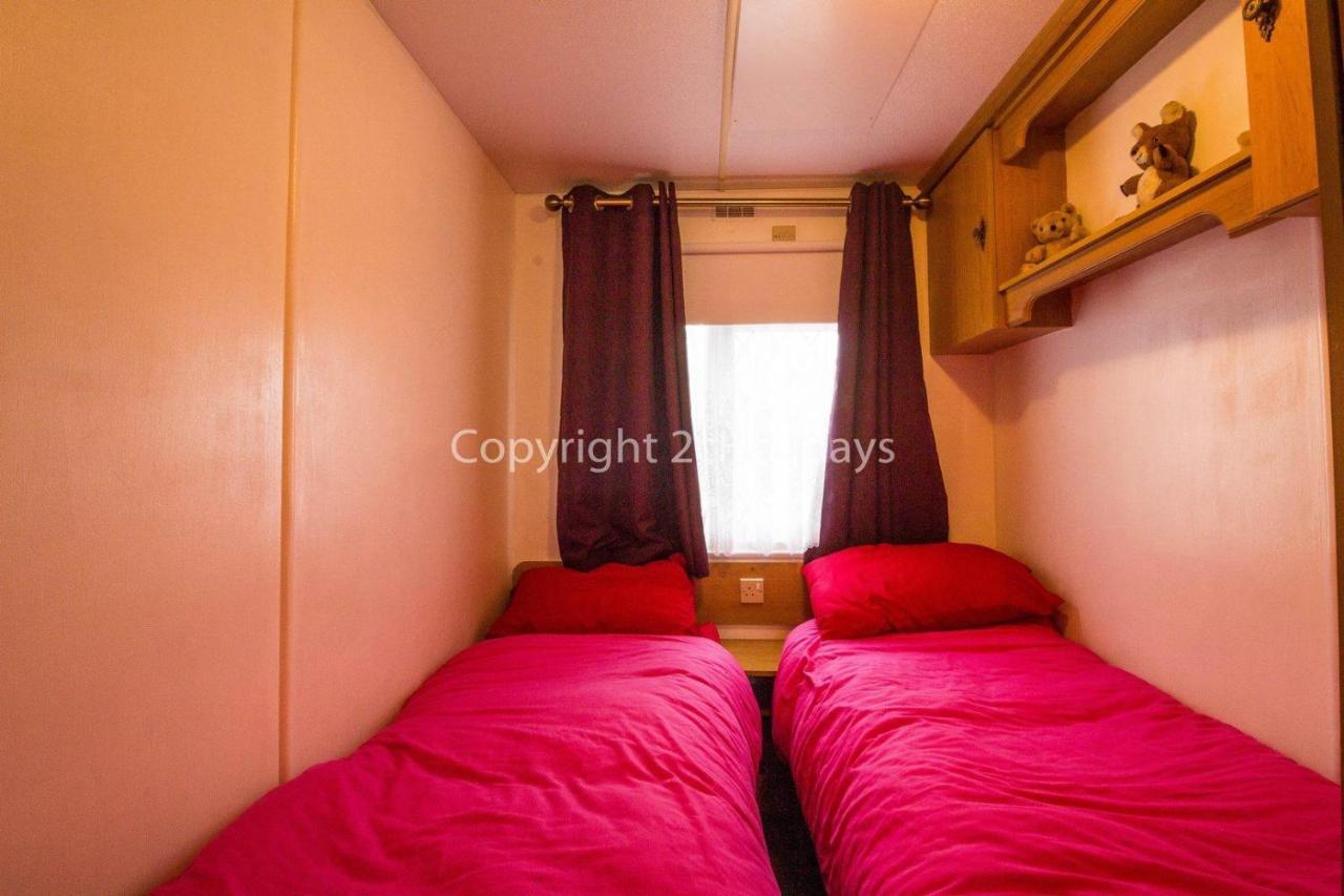 8 Berth Dog Friendly Caravan In Summerfields In Norfolk Ref 19160s Campsite Scratby