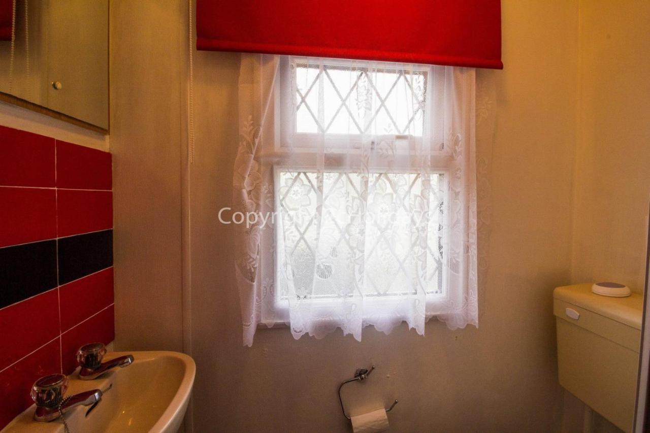 8 Berth Dog Friendly Caravan In Summerfields In Norfolk Ref 19160s Campsite Scratby