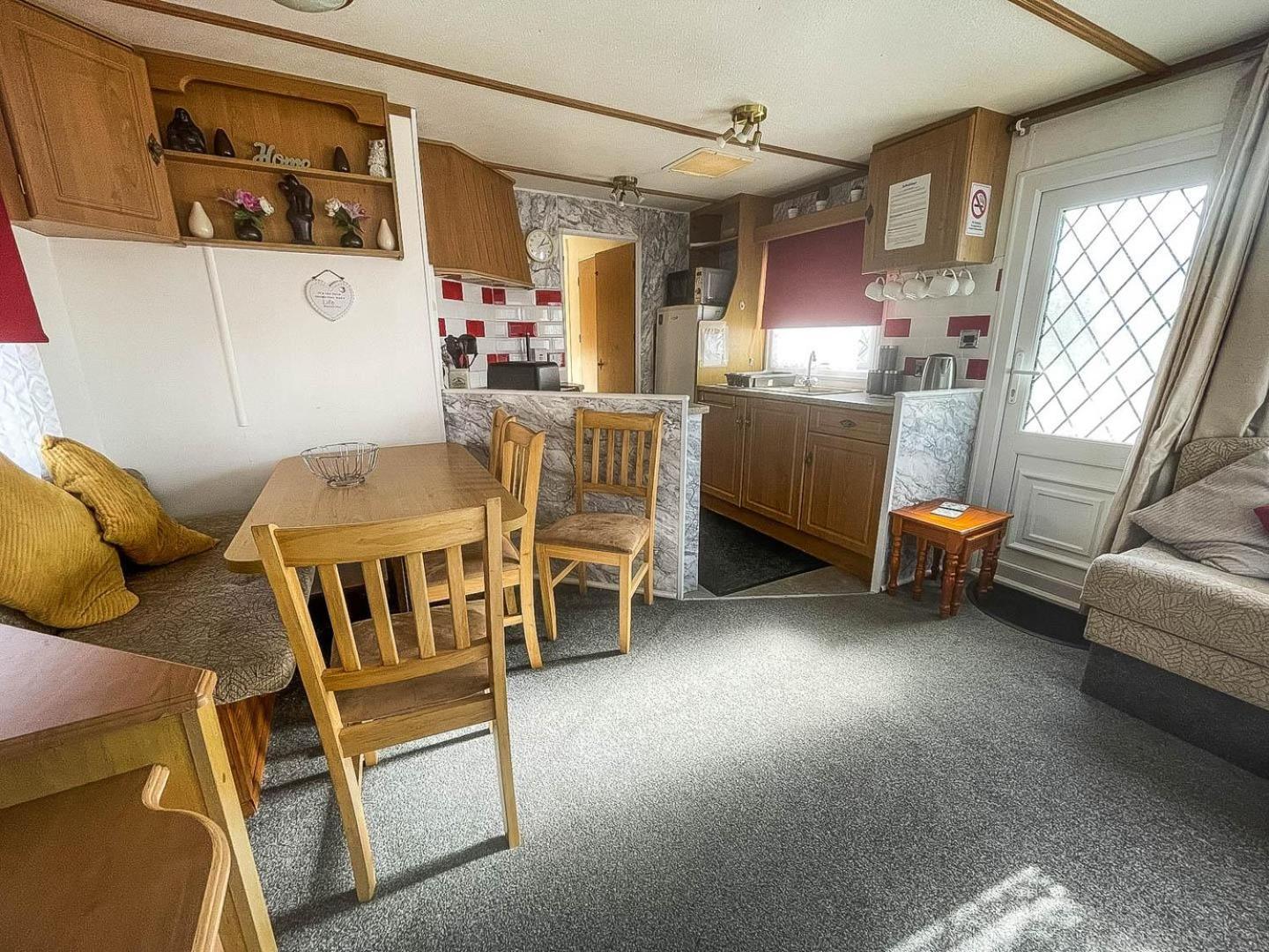 8 Berth Dog Friendly Caravan In Summerfields In Norfolk Ref 19160s Campsite Scratby