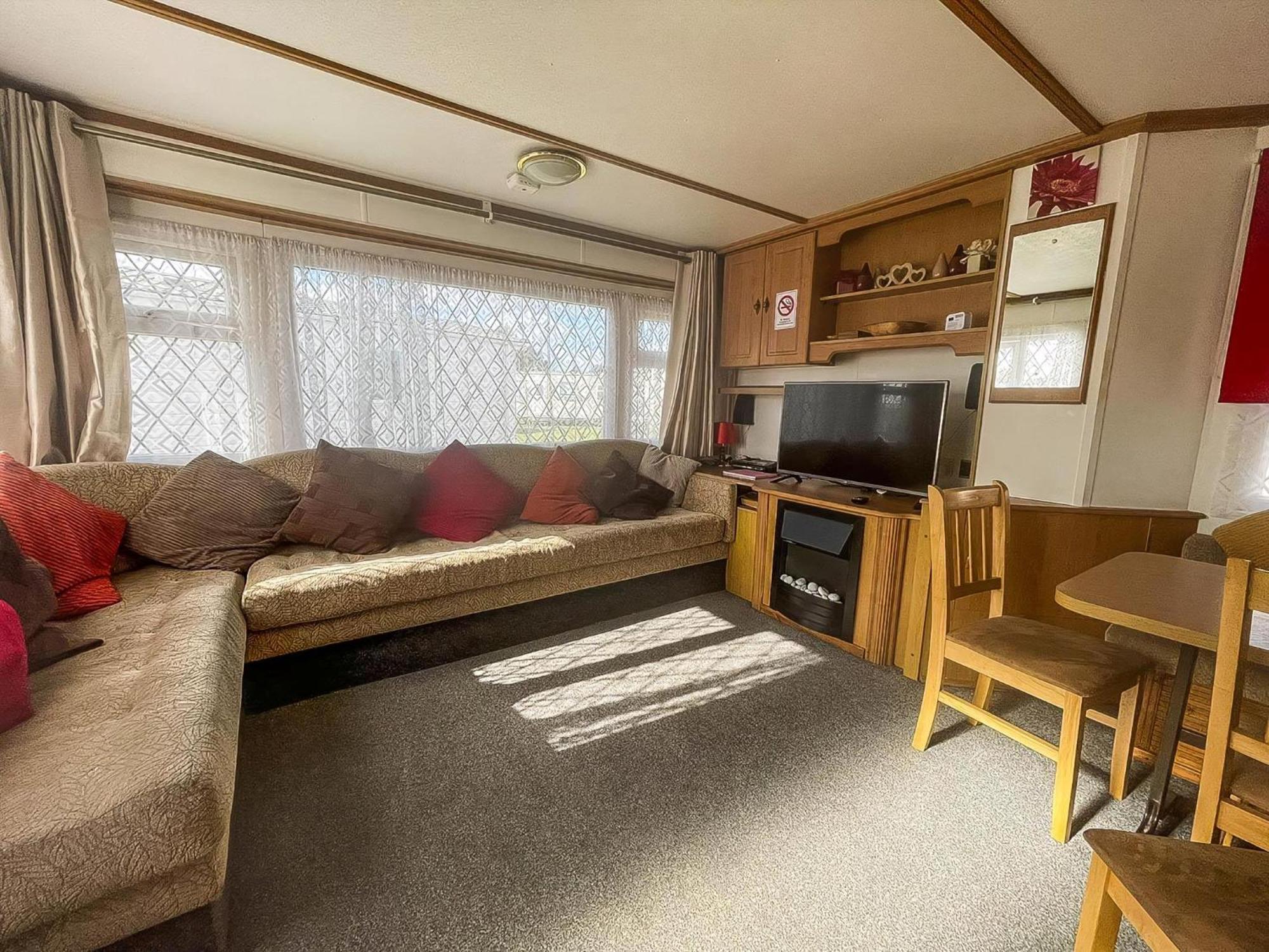 8 Berth Dog Friendly Caravan In Summerfields In Norfolk Ref 19160s Campsite *
